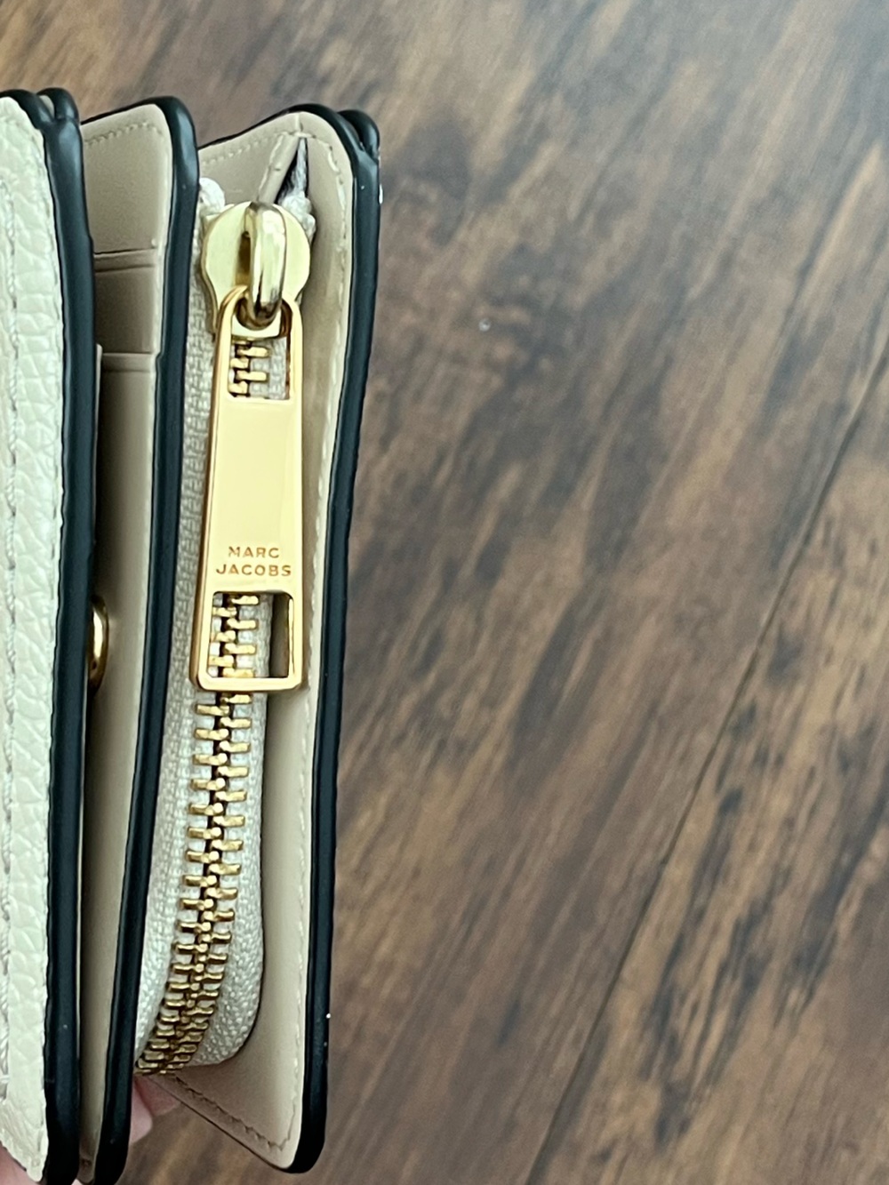 Marc Jacobs Mini Compact Cream Pebbled Leather Zip Card Wallet, Gold Hardware - Picture 4 of 11